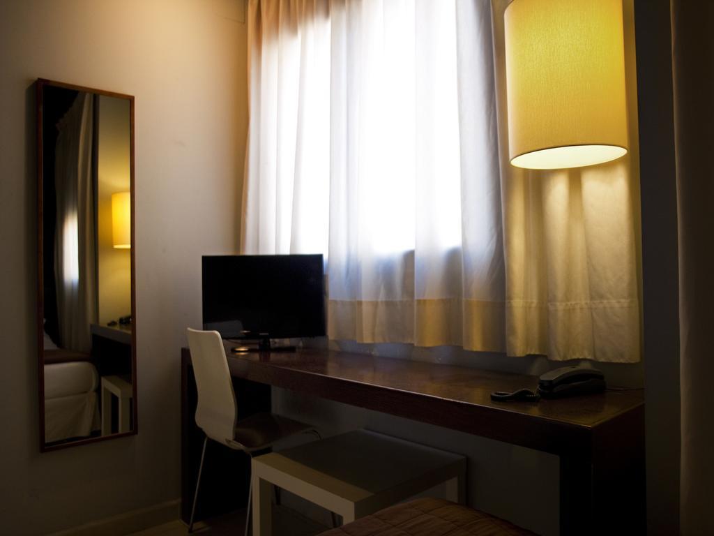Hostal Badaloni Бадалона Номер фото